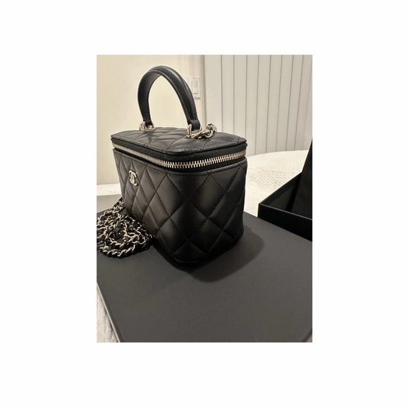 CHANEL Black Quilted Vanity Crossbody with Gold Hardware - Picture 3 of 12